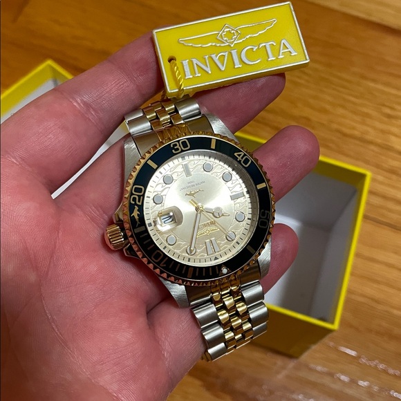 Invicta Pro Diver Mens Watch Model 30617 (Like New) - Picture 8 of 11